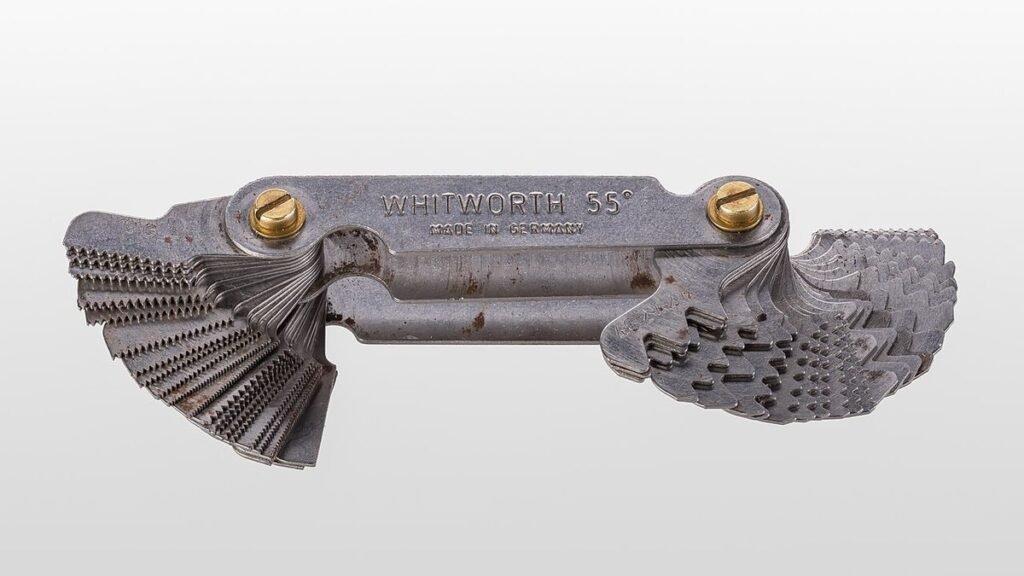 Aufgefächerte Gewindelehre mit vielen gezahnten Stahlblättern, Aufschrift Whitworth 55°