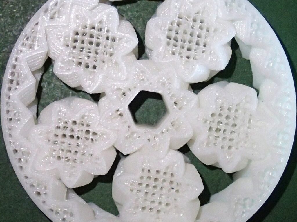 Weißes Planetengetriebe aus dem 3D-Drucker mit Sonnenrad, fünf Planetenrädern und Hohlrad