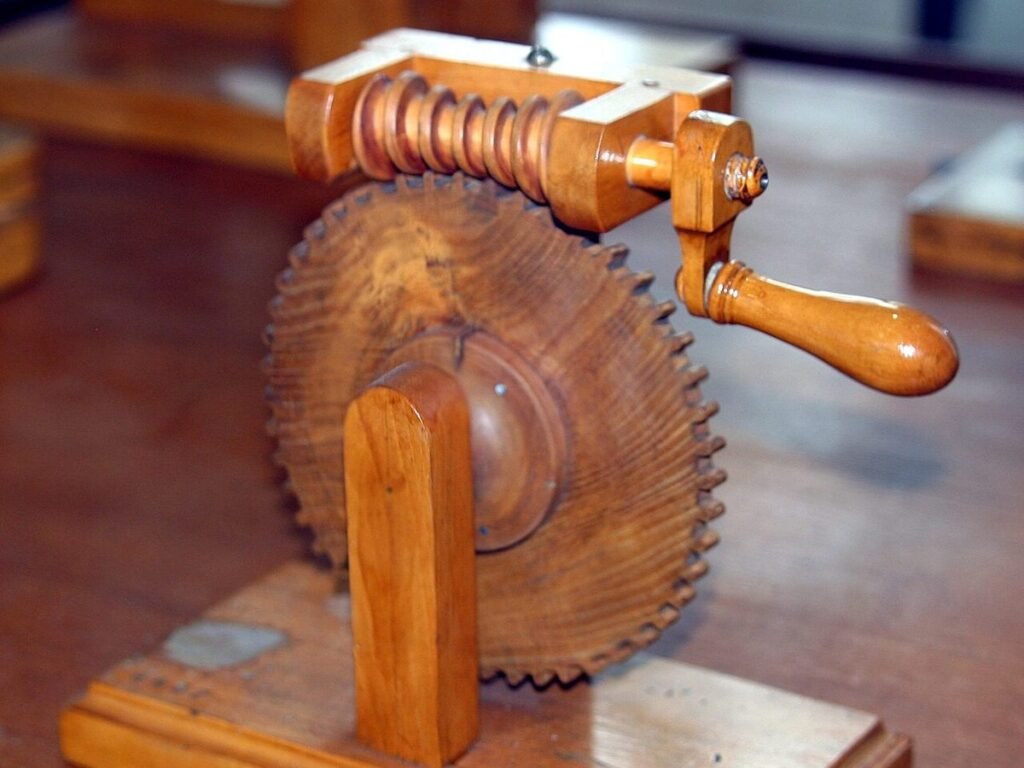 Holzmodell eines Schneckengetriebes mit Handkurbel: oben die Schnecke, darunter das große Schneckenrad